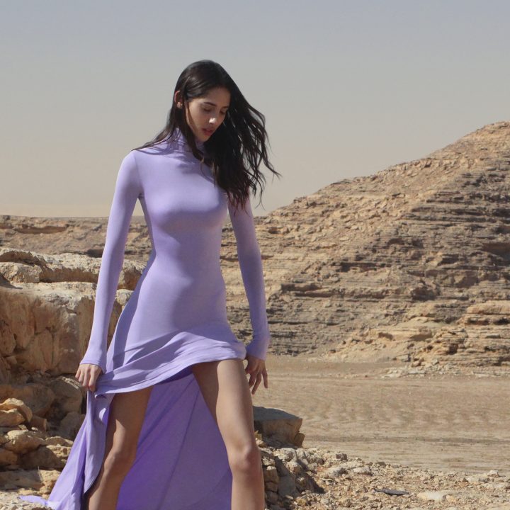 yasmin-wijnaldum-poseert-in-de-woestijn-voor-stella-mccartneys-nieuwe-campagne-387974