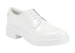 witte derby schoenen trend prada 2026
