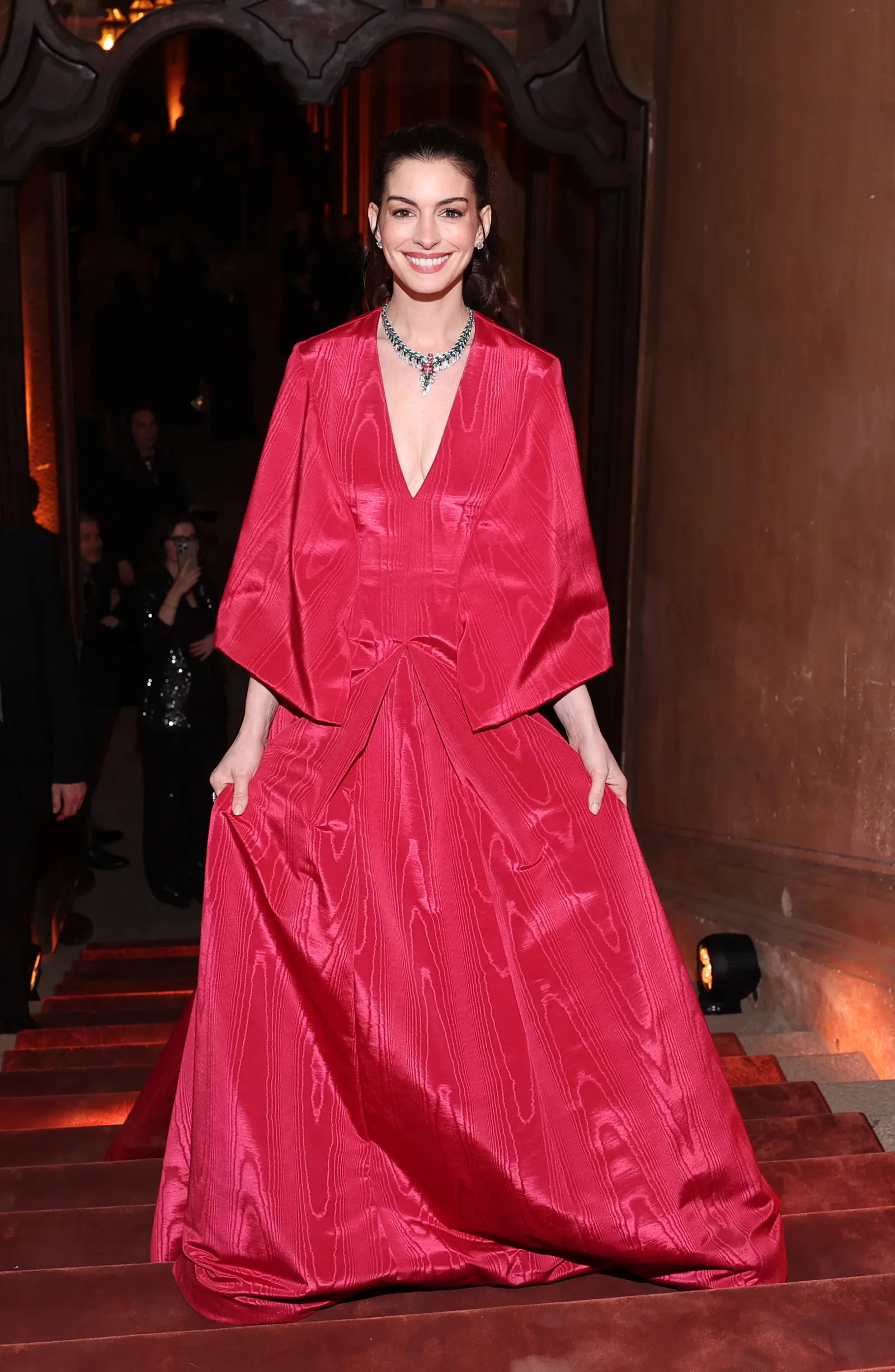 Anne Hathaway op de rode loper bij Bulgari