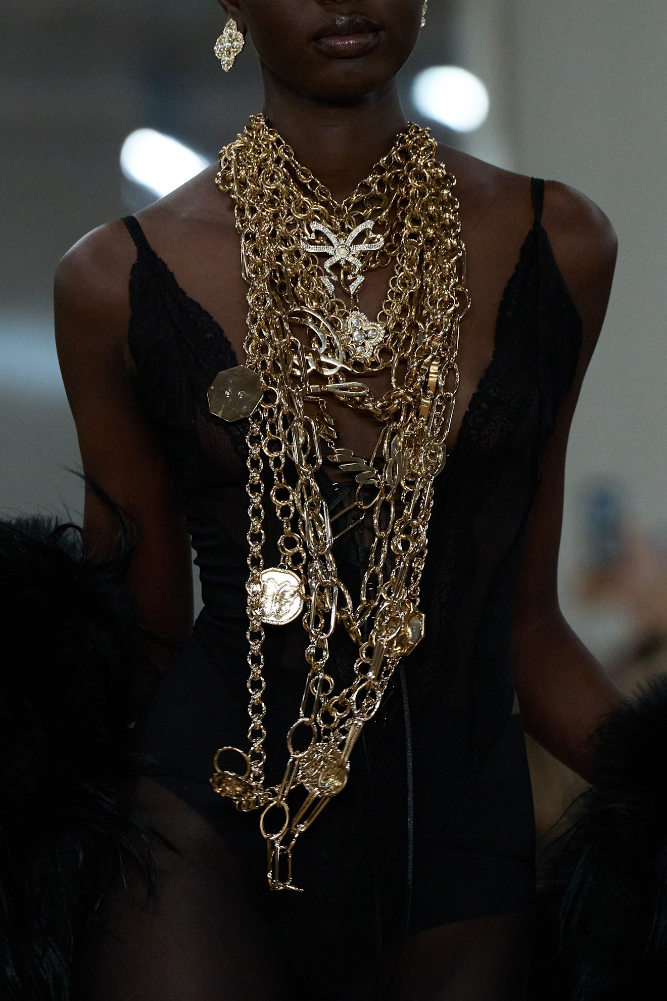 Chunky ketting op de herfst/winter 2026 catwalk van Blumarine