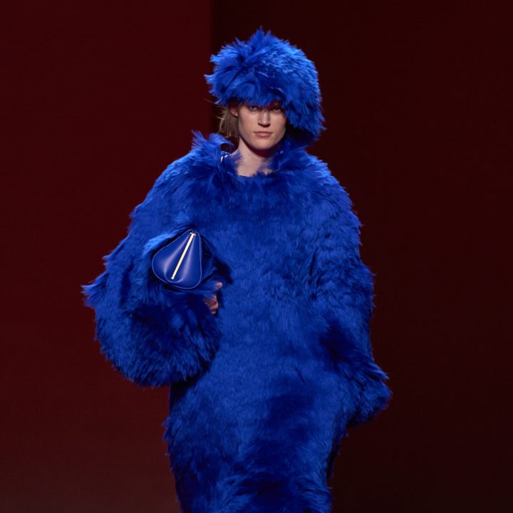 deze-high-energy-shade-is-de-trendkleur-die-je-herfstgarderobe-gaat-overnemen-411418