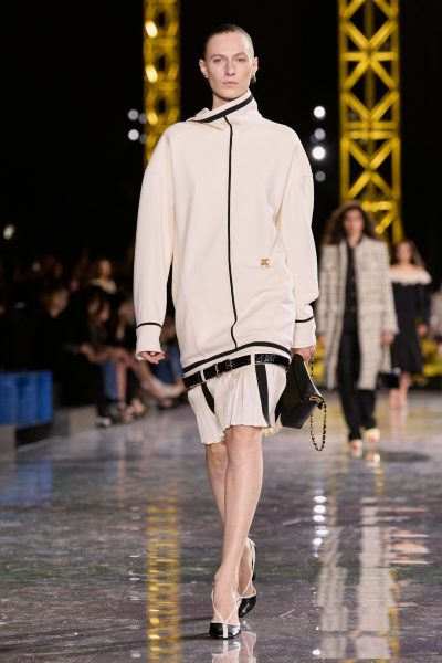 de-extreem-lage-tailles-bij-chanel-zijn-een-eerbetoon-aan-coco-chanel-in-de-jaren-20-386834