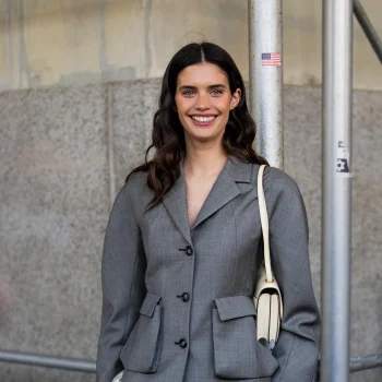 wijde-broeken-en-blazers-vormen-de-makkelijkste-outfitformule-van-deze-lente-385905