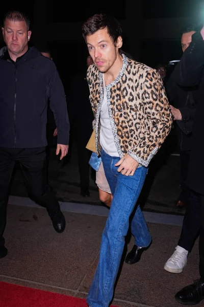 harry-styles-maakte-van-saturday-night-live-zijn-persoonlijke-catwalk-387759