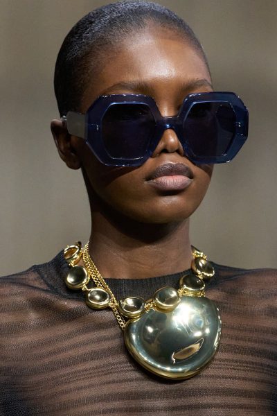 volgens-de-catwalk-mag-de-statementketting-volgend-seizoen-groter-dan-groot-zijn-387271