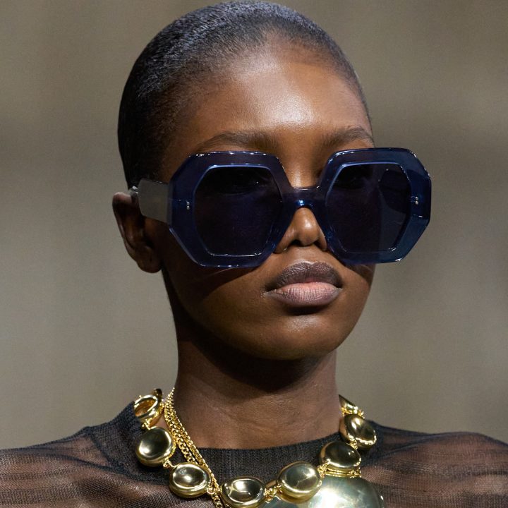 volgens-de-catwalk-mag-de-statementketting-volgend-seizoen-groter-dan-groot-zijn-387271