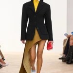 Asymmetrische rok bij Loewe