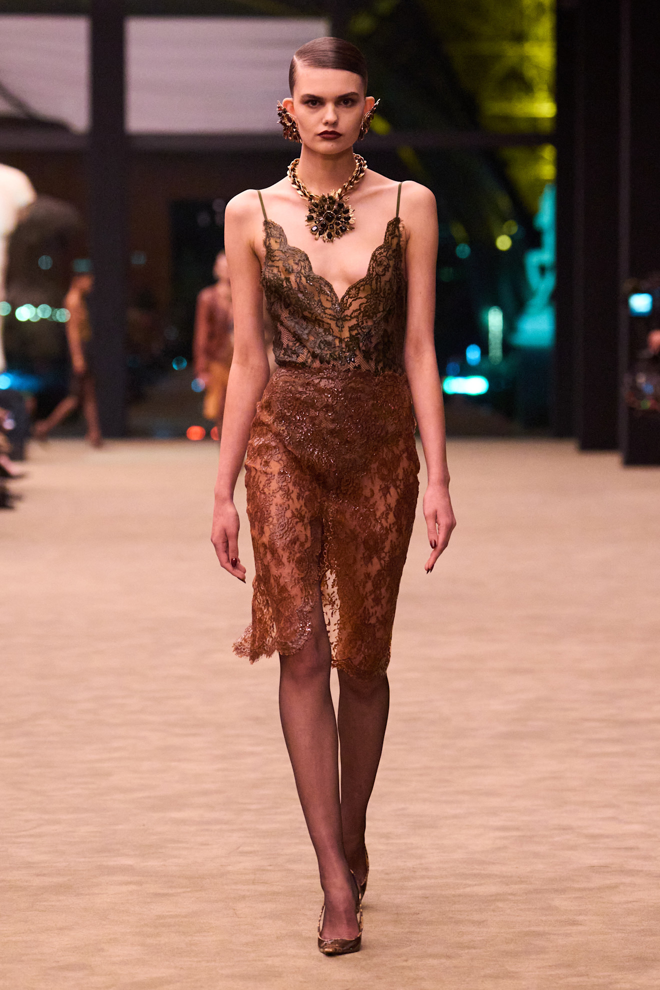 Boudoir dressing op de catwalk bij Saint Laurent herfst/winter 2026