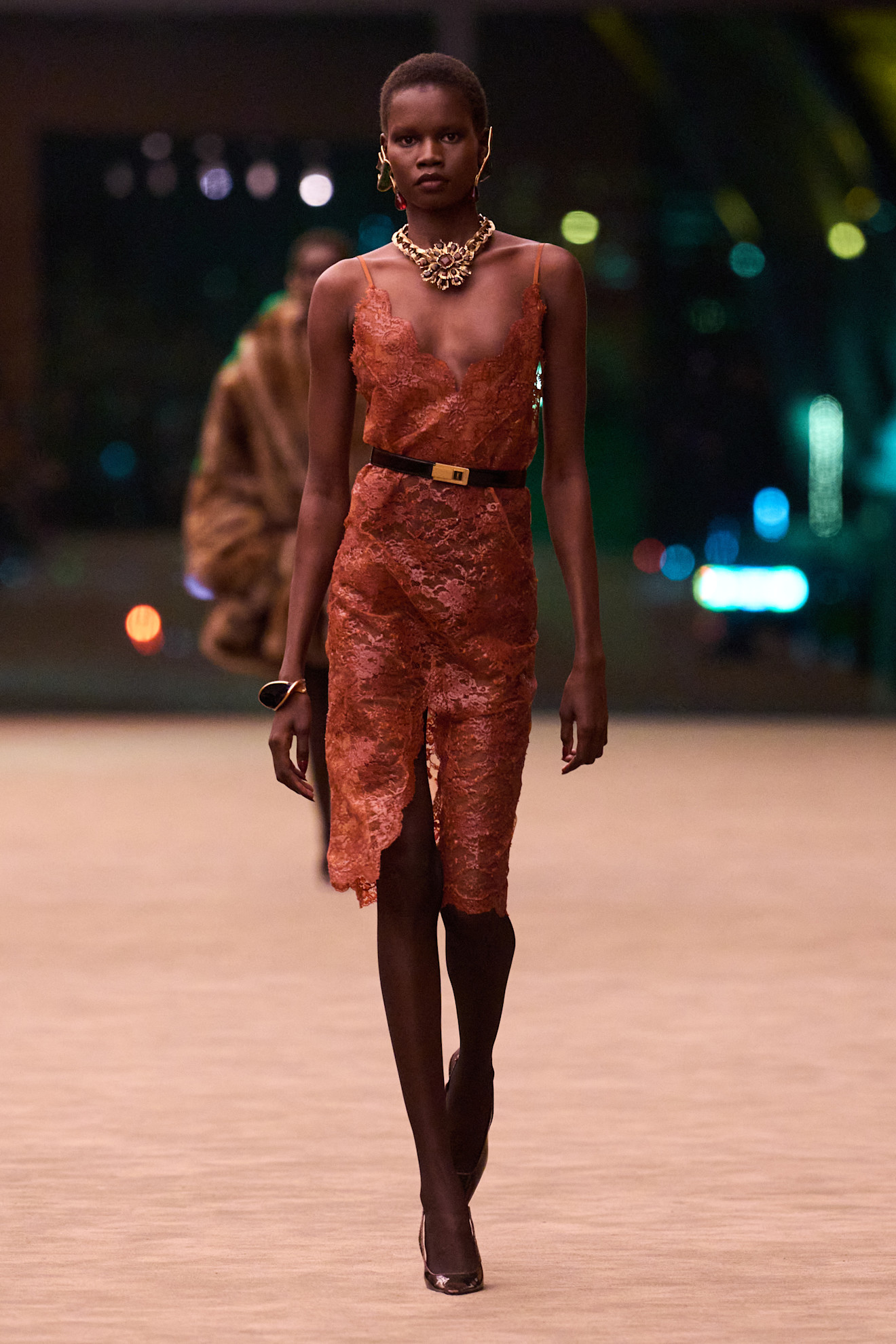 Boudoir dressing op de catwalk bij Saint Laurent herfst/winter 2026