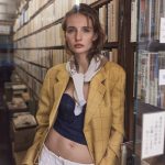 Model in vintage in modeserie voor Vogue april 2026