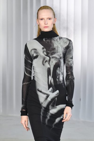 alex-consani-loopt-met-rokend-haar-op-de-catwalk-bij-jean-paul-gaultier-386633
