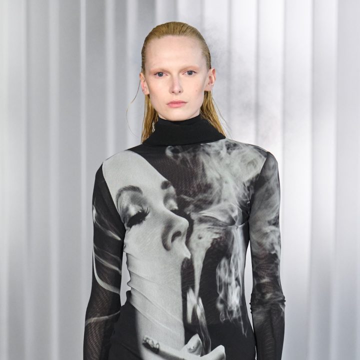 alex-consani-loopt-met-rokend-haar-op-de-catwalk-bij-jean-paul-gaultier-386633