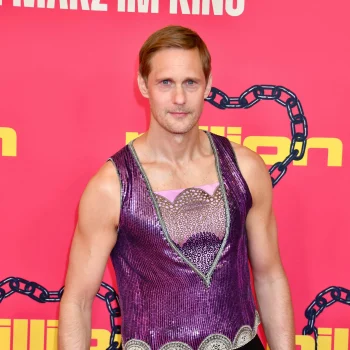 alexander-skarsgard-strikes-again-en-draagt-opvallende-glittertop-van-dior-388436