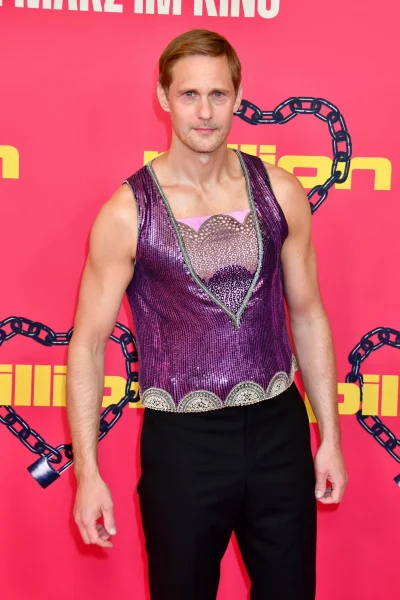 alexander-skarsgard-strikes-again-en-draagt-opvallende-glittertop-van-dior-388436