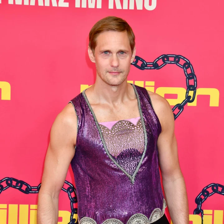 alexander-skarsgard-strikes-again-en-draagt-opvallende-glittertop-van-dior-388436