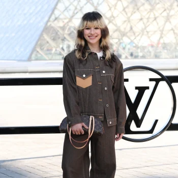 olympisch-kampioen-alysa-liu-wisselt-haar-schaatspakje-in-voor-louis-vuitton-387042