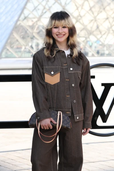 olympisch-kampioen-alysa-liu-wisselt-haar-schaatspakje-in-voor-louis-vuitton-387042