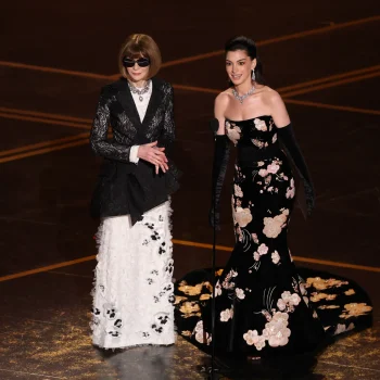 anne-hathaway-en-anna-wintour-hebben-een-the-devil-wears-prada-moment-tijdens-de-oscars-2026-387495