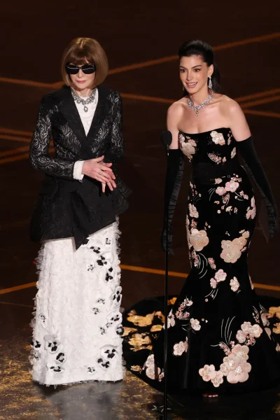anne-hathaway-en-anna-wintour-hebben-een-the-devil-wears-prada-moment-tijdens-de-oscars-2026-387495