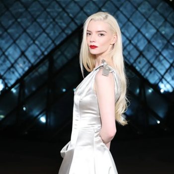 van-alex-consani-tot-anya-taylor-joy-de-mooiste-looks-van-sterren-bij-het-grand-diner-du-louvre-2026-386246