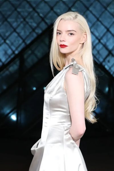 van-alex-consani-tot-anya-taylor-joy-de-mooiste-looks-van-sterren-bij-het-grand-diner-du-louvre-2026-386246