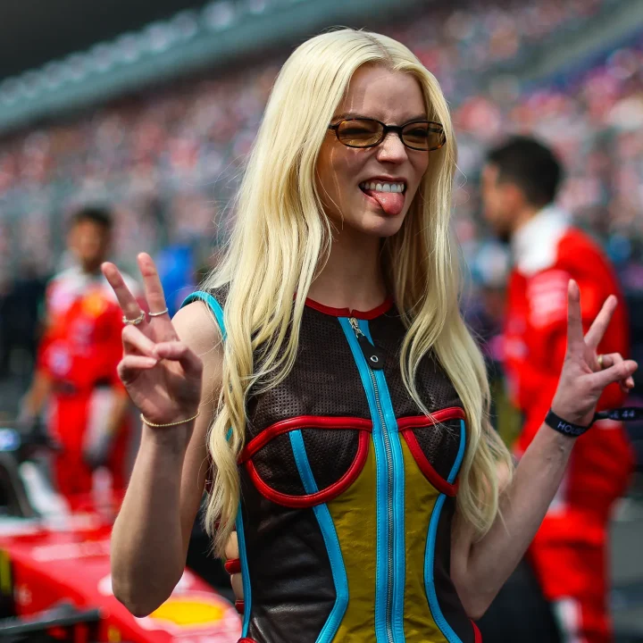 anya-taylor-joy-krijgt-alle-ogen-op-zich-gericht-in-vintage-korset-tijdens-grand-prix-in-japan-389167