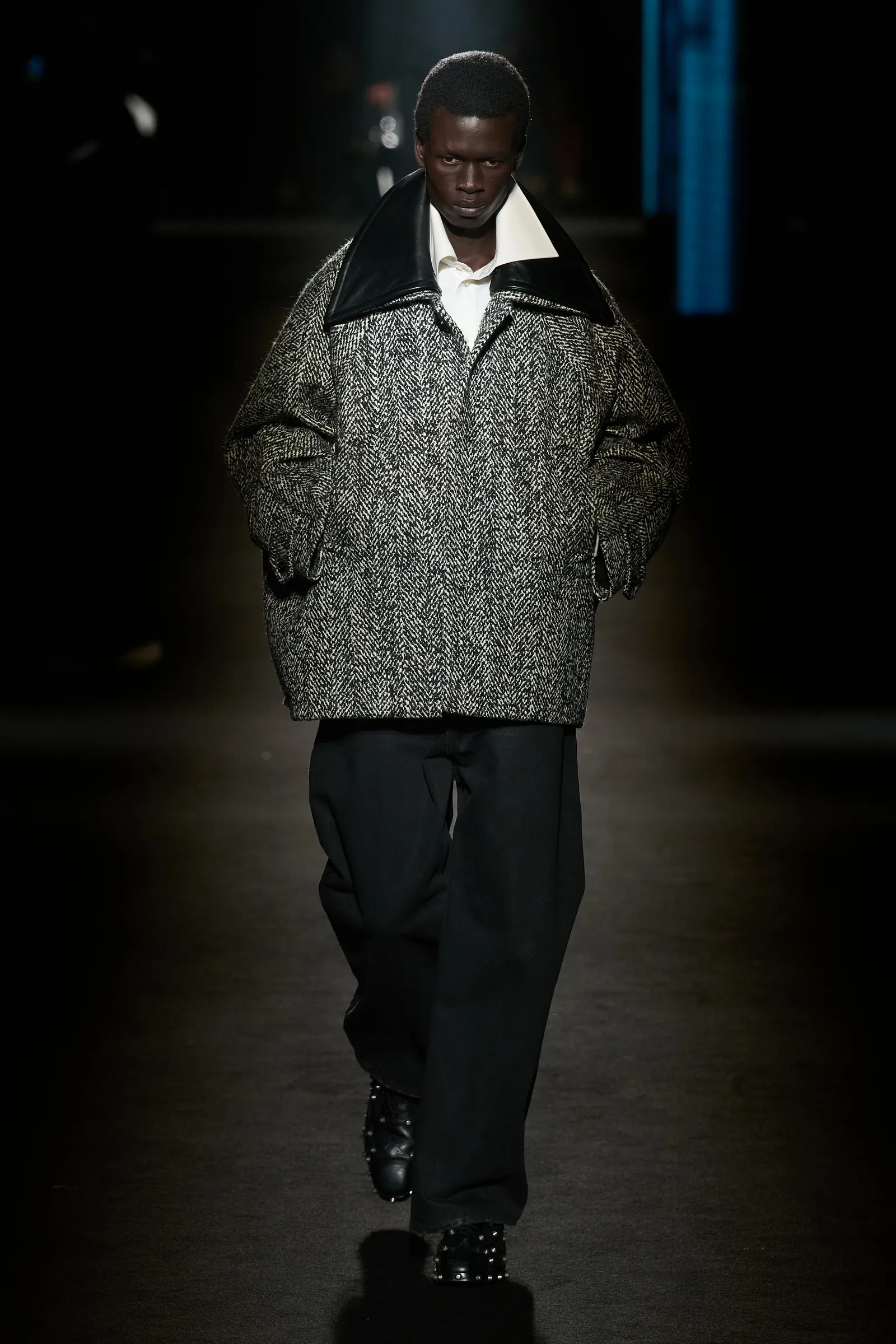 Half-ingestopte kraag bij Balenciaga herfst/winter 2026