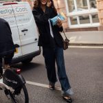 Een model draagt ballerina's op straat in 2026