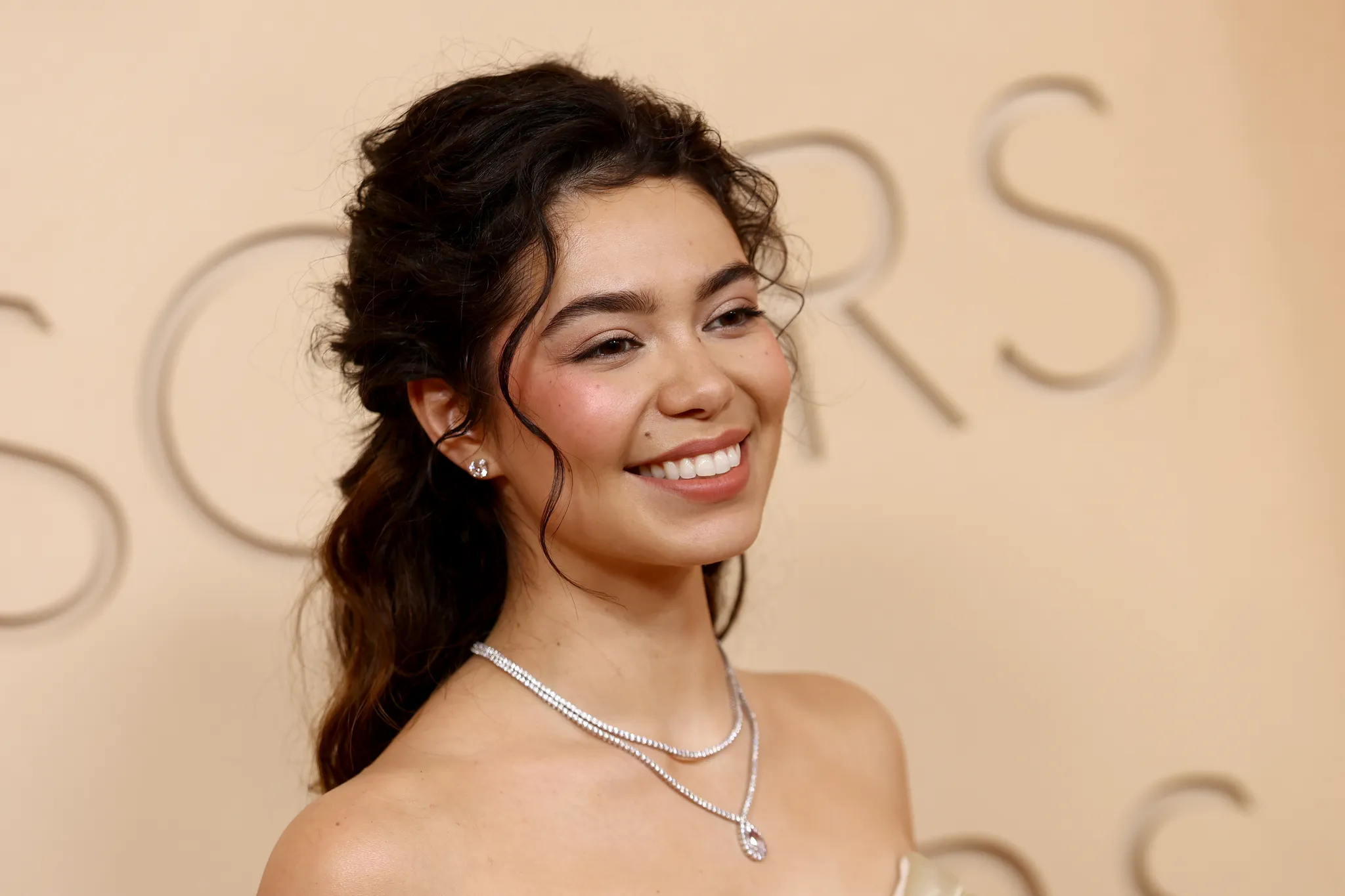 Oscars 2026 rode loper: beauty-look van Auli'i Cravalho