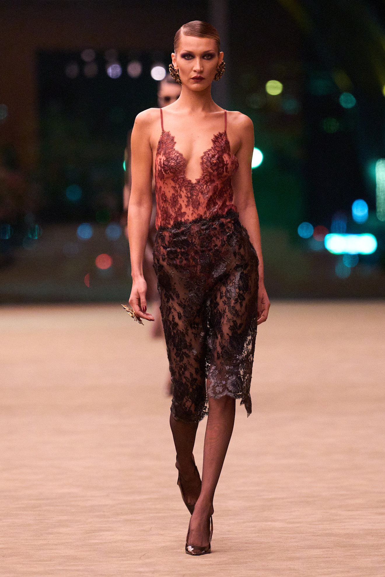 Bella Hadid op de catwalk bij Saint Laurent herfst/winter 2026