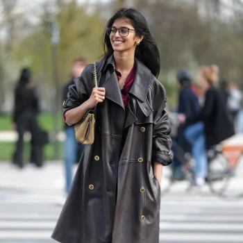 bhavitha-mandava-kleedt-zich-off-duty-als-een-ware-parisienne-387025