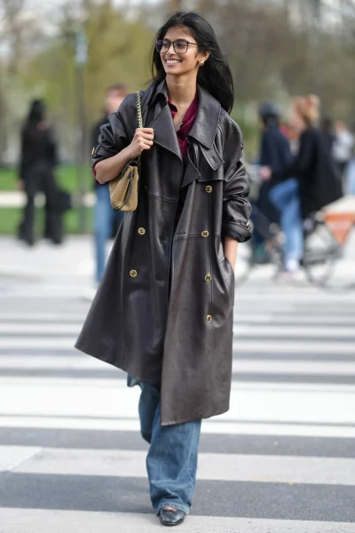 bhavitha-mandava-kleedt-zich-off-duty-als-een-ware-parisienne-387025