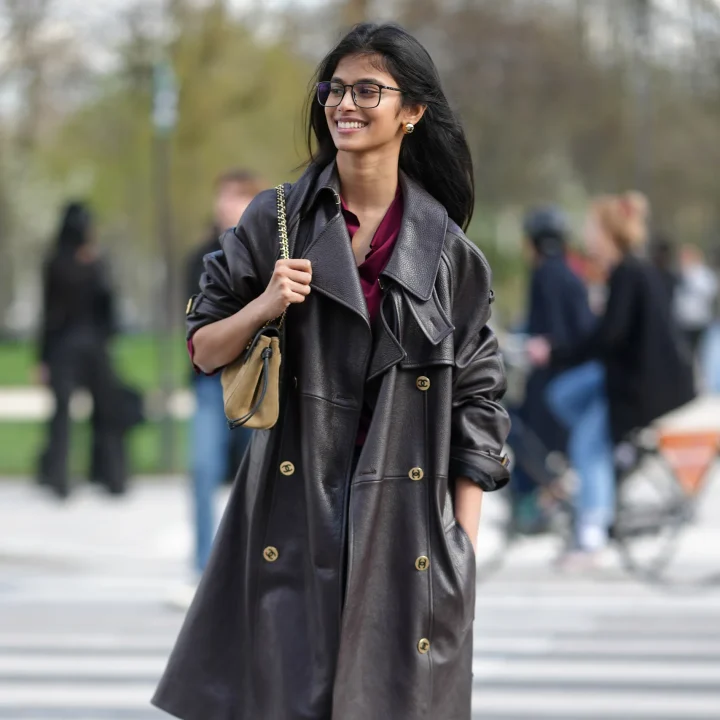 bhavitha-mandava-kleedt-zich-off-duty-als-een-ware-parisienne-387025