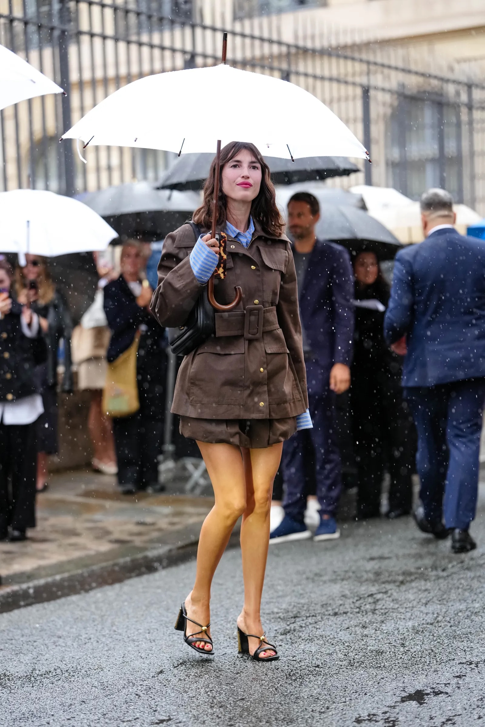 Jeanne Damas draagt blokhaksandalen