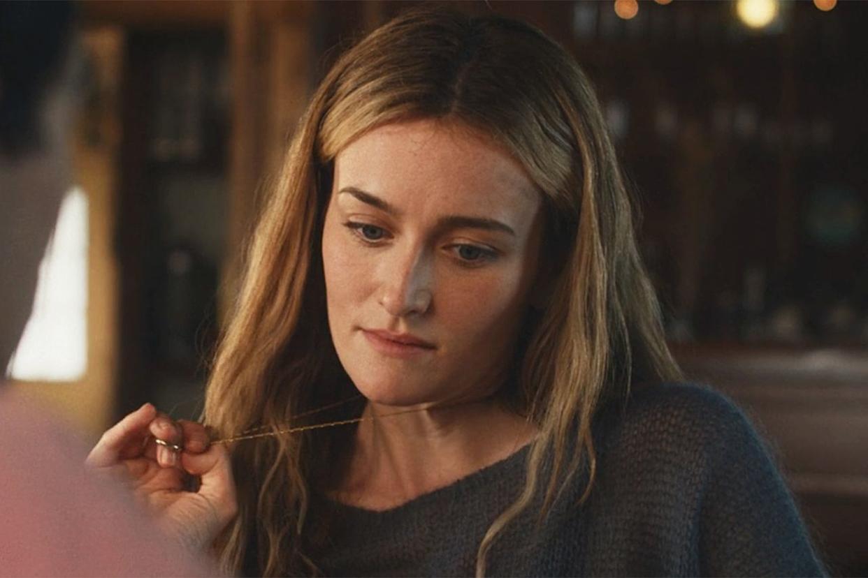 Carolyn Bessette-Kennedy met haar ketting met een ring in de serie Love Story