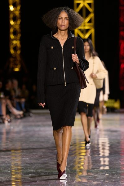 wie-is-stephanie-cavalli-het-model-dat-op-50-jarige-leeftijd-de-chanel-show-opende-386856