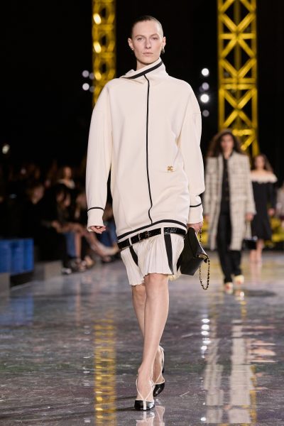 de-extreem-lage-tailles-bij-chanel-zijn-een-eerbetoon-aan-coco-chanel-in-de-jaren-20-386879