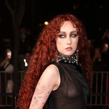 de-best-geklede-sterren-die-front-row-zitten-tijdens-paris-fashion-week-386700