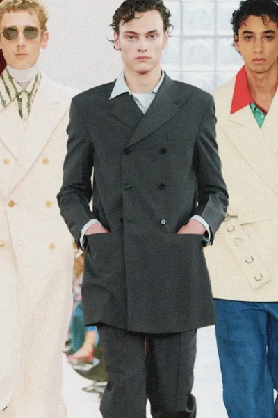 half-ingestopte-kragen-zijn-de-slimste-en-makkelijkste-stylingtip-van-dit-seizoen-389013