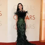 Demi Moore gehuld in veren bij de Oscars 2026
