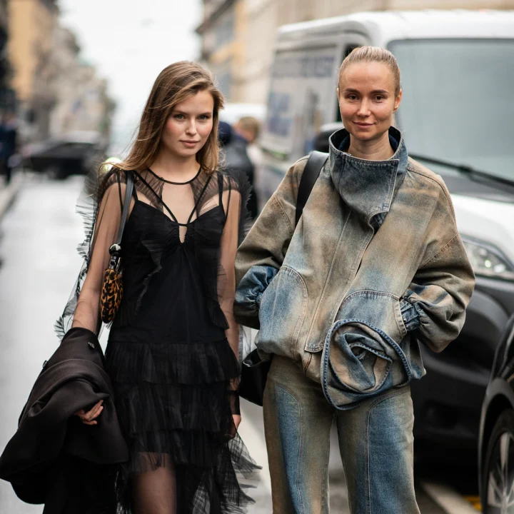 dirty-denim-is-terug-op-de-modekaart-dit-voorjaar-en-zo-draag-je-het-388574