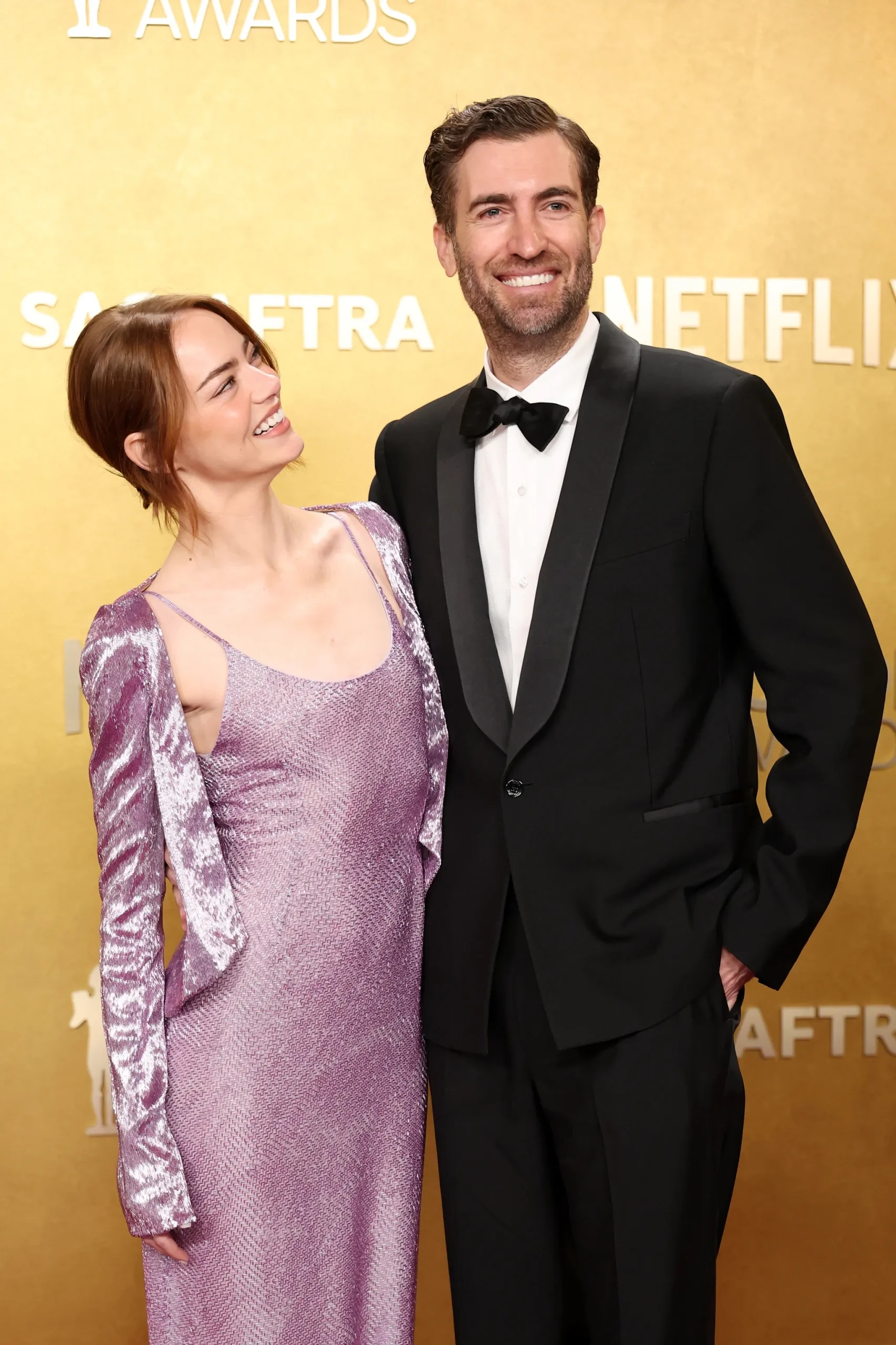 Emma Stone en Dave McCary bij de SAG Awards 2026