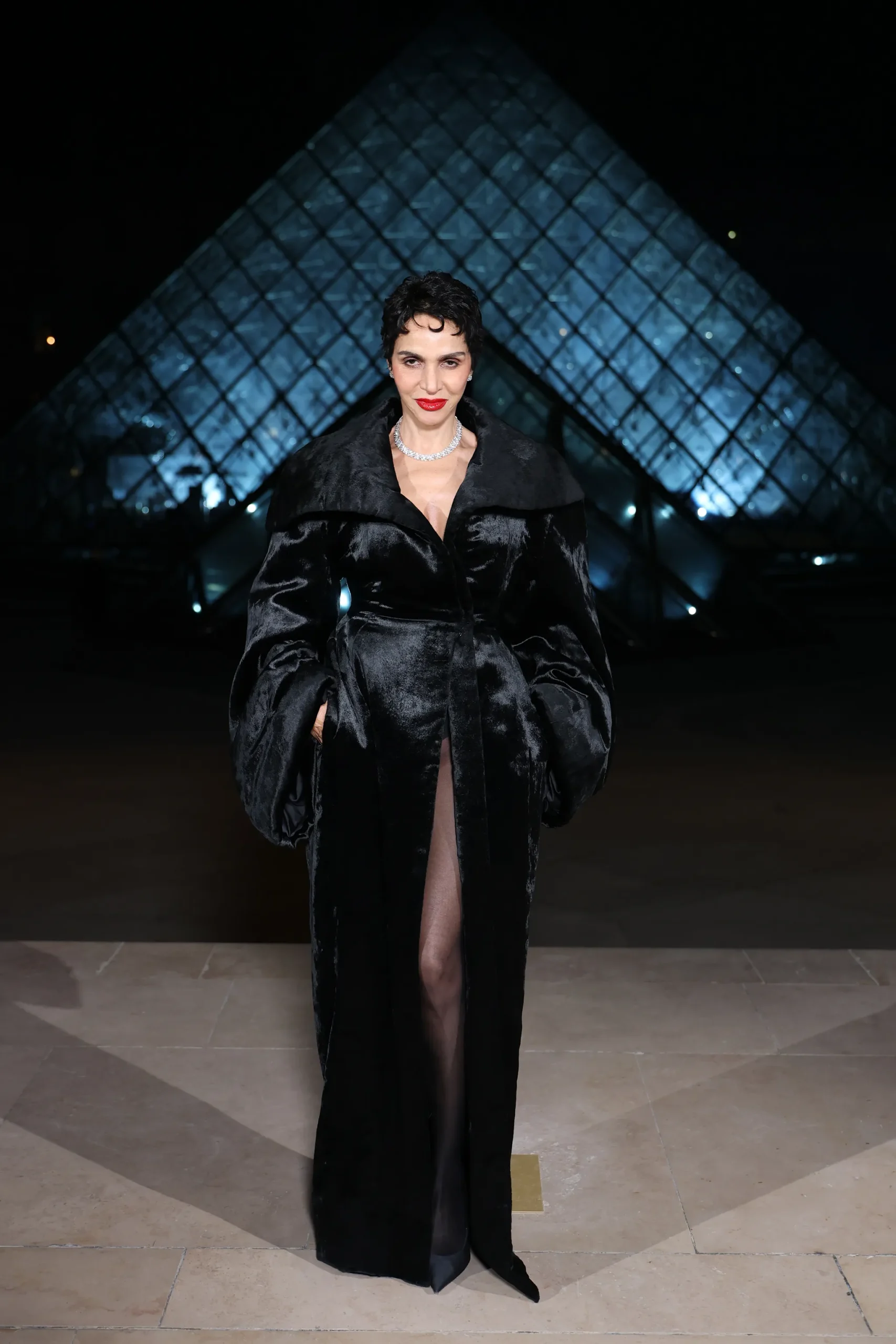 Farida Khelfa tijdens Paris Fashion Week