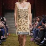 Gillian Anderson draagt een zigzaghaarband bij Miu Miu herfst/winter 2026