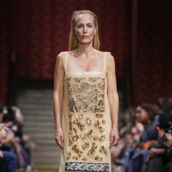 miu-miu-brengt-deze-y2k-haarband-terug-en-gillian-anderson-laat-zien-hoe-je-m-draagt-386966