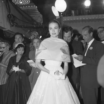 het-verhaal-achter-grace-kellys-oscars-jurk-uit-1956-die-jessie-buckleys-look-inspireerde-387829