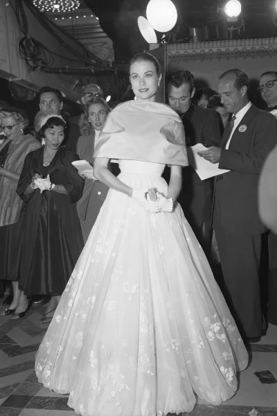 het-verhaal-achter-grace-kellys-oscars-jurk-uit-1956-die-jessie-buckleys-look-inspireerde-387829