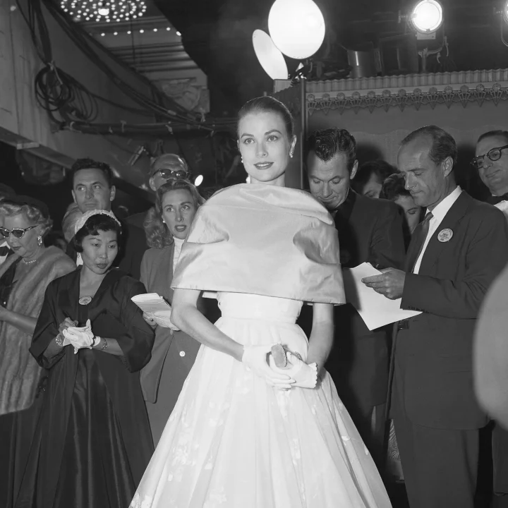 het-verhaal-achter-grace-kellys-oscars-jurk-uit-1956-die-jessie-buckleys-look-inspireerde-387829