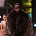 Enorme faux fur bontkraag bij Saint Laurent herfst/winter 2026