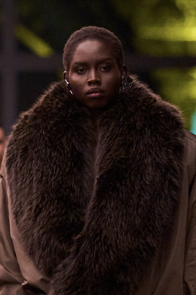 je-geliefde-faux-fur-jas-te-warm-de-herfst-winter-2026-catwalks-bieden-de-perfecte-tussenoplossing-386502